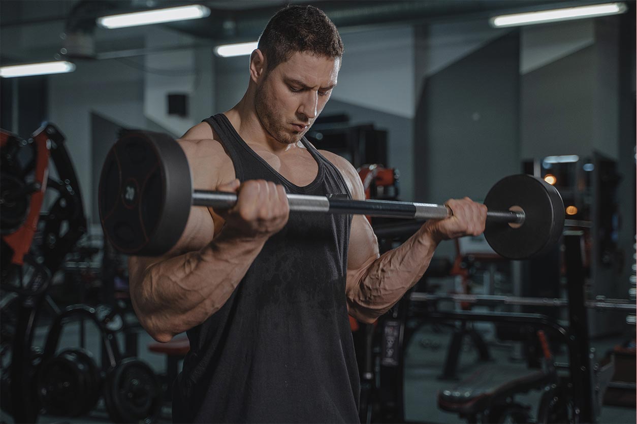 Девушка в тренажерном зале. Тренировка состоится. Упражнения на взрывную силу. Кроссфит упражнения. Фитнес мужчина и женщина.